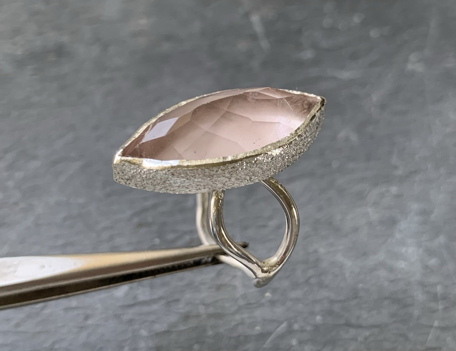 Bague en argent 925 ornée d'un grand quartz rose taille 55 symbole de tendresse