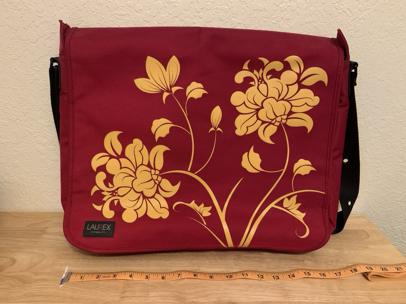 Laurex Los Angeles CA 17&rdquo; laptop messenger bag Red/ Gold F