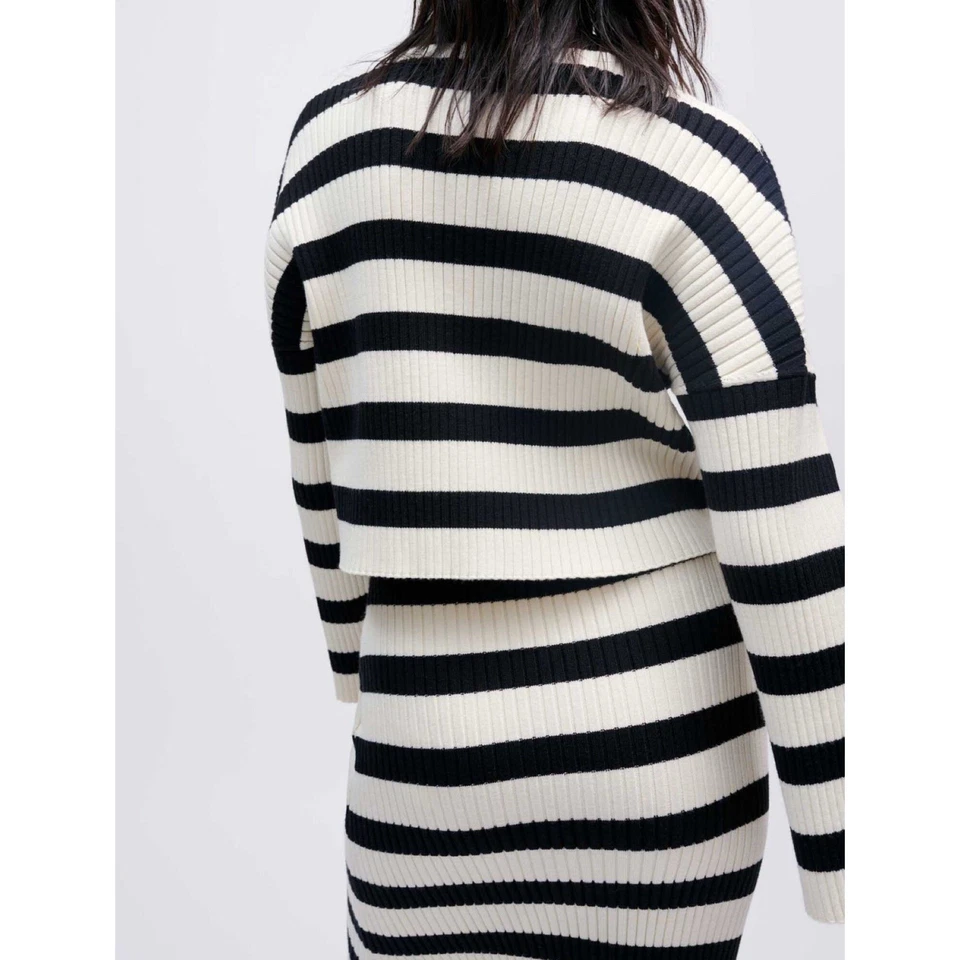 Suéter Maje Ecru listrado gola redonda manga longa preto e branco novo com etiquetas - Imagem 3 de 4