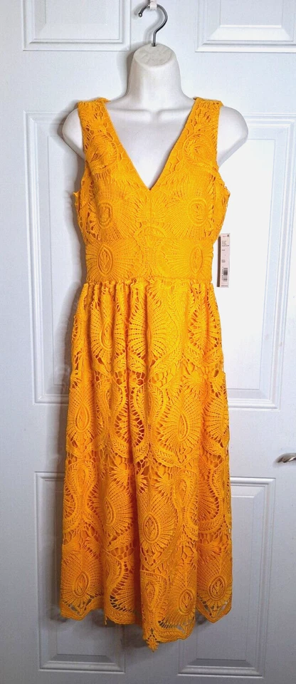 Vestido Gianni Bini Midi Sin Mangas Cuello en V Debi Oro Amarillo Encaje Nuevo con Etiquetas $189 Foto 2 de 4