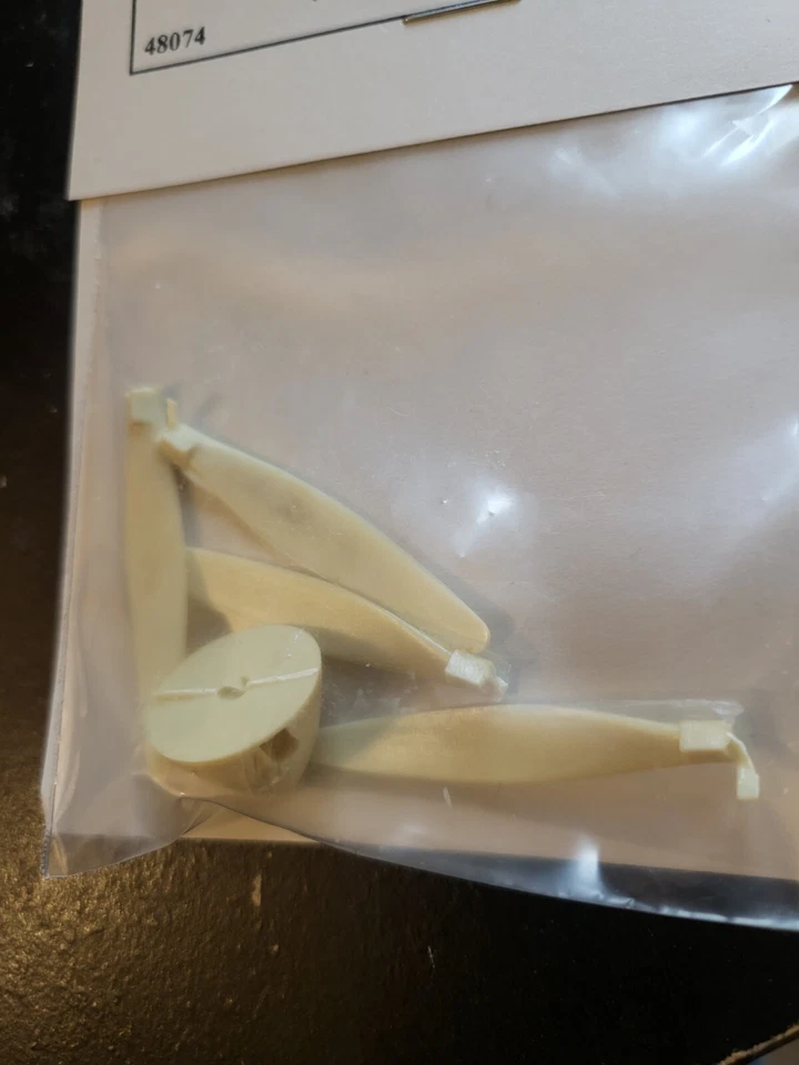 Ultracast #48074 1/48 - Hawker Typhoon 4-Blade Propeller & Spinner for HASEGAWA - Image 2 of 4