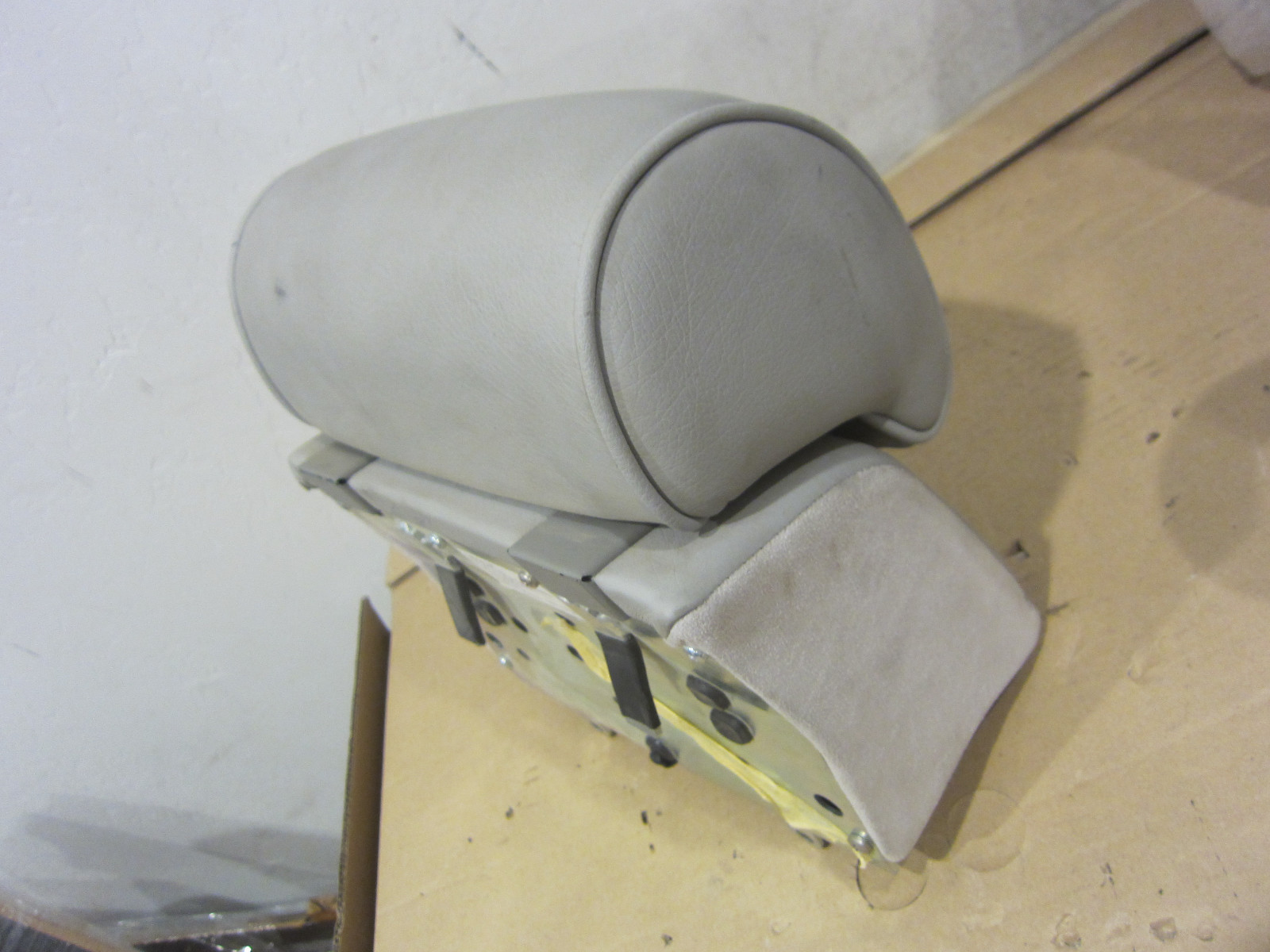 Maserati Quattroporte 2006 -  Rear Middle Headrest - Light Grey - P/N 981421700