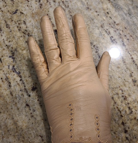 Vintage Size M Beige Kid Leather Formal 8" Gloves Eyelet Trellis Wrist - Picture 11 of 17