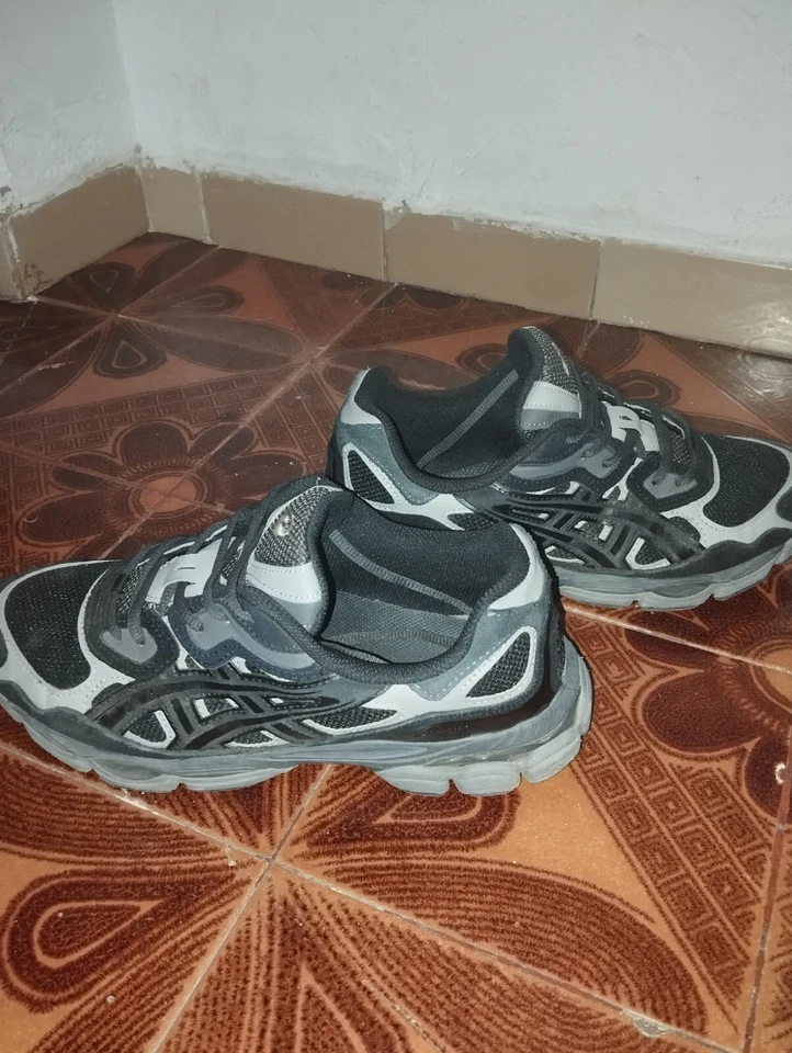 Asics negras - Imagen 2 de 4