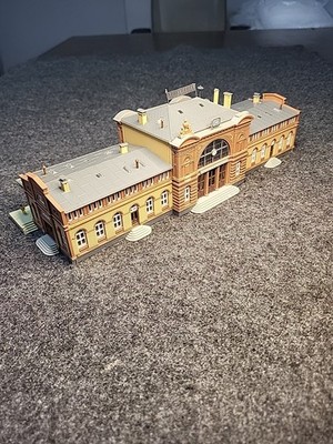 Faller 120580 Gare Urbaine – Kit Modélisme Ferroviaire HO, Époque I, Multicolore, À Assembler, Accessoire Diorama