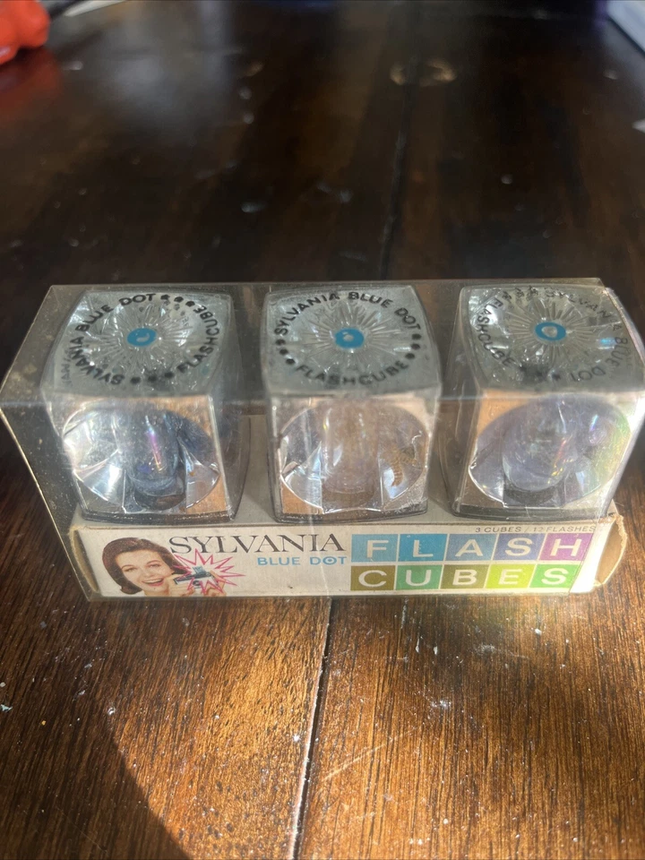 Sylvania Flash Cubes Magicubes 3 Cubos 12 Flashes de Punto Azul, Nuevo Stock Antiguo Años 70 Foto 2 de 3