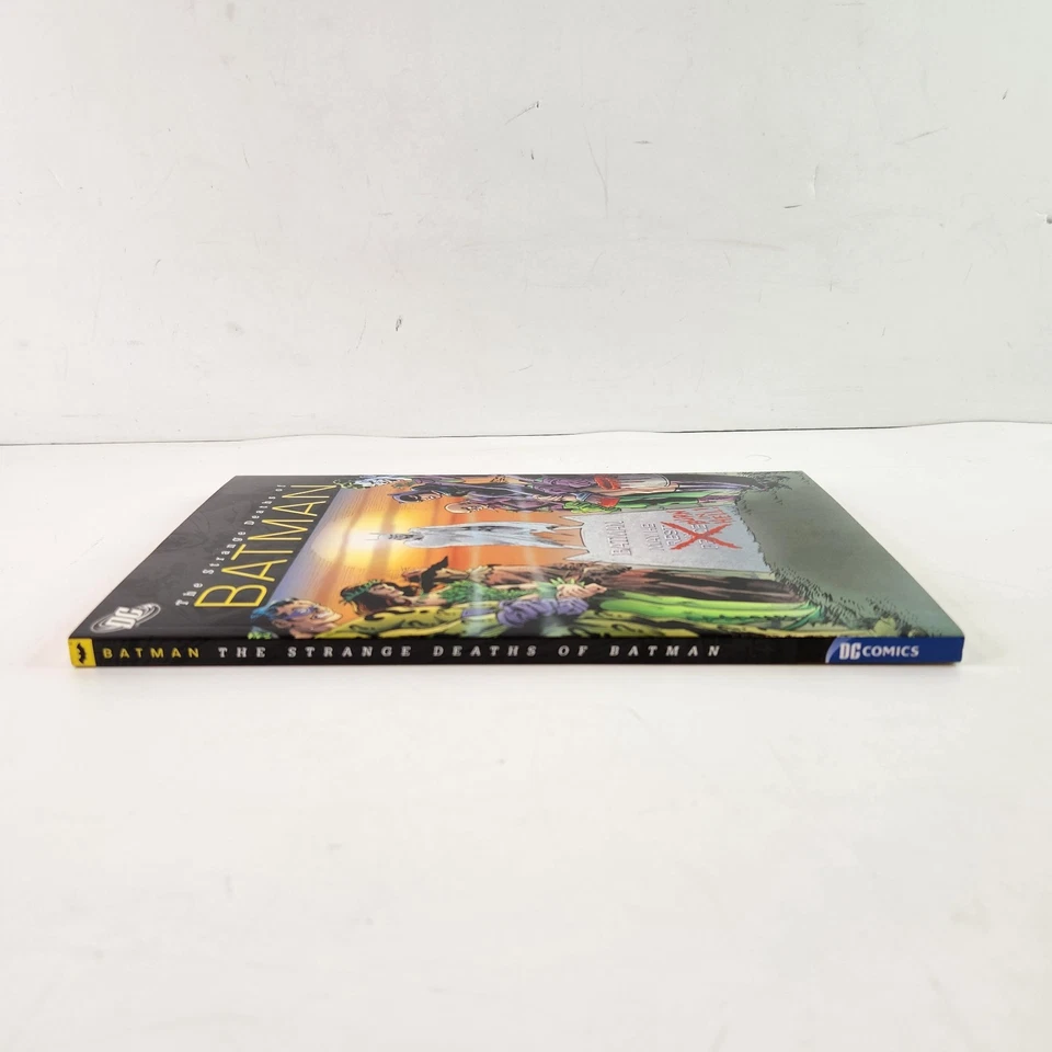 Strange Deaths of Batman Trade Paperback DC Comics First Print Canada 2009 - Image 3 of 4