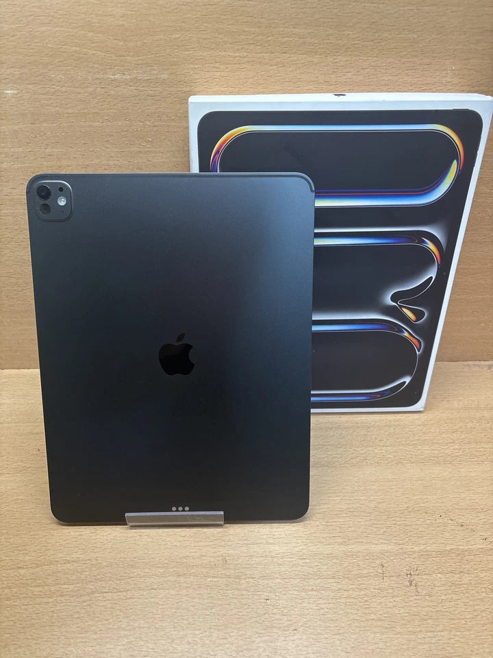 Apple iPad Pro 13 pouces M5 Wi‑Fi 256 Go noir sidéral, photo 2 sur 2