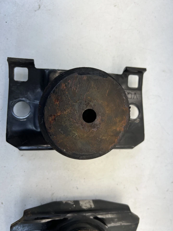 Nissan NV 1500-3500 2012-2021 montaje de motor OEM. Foto 3 de 4