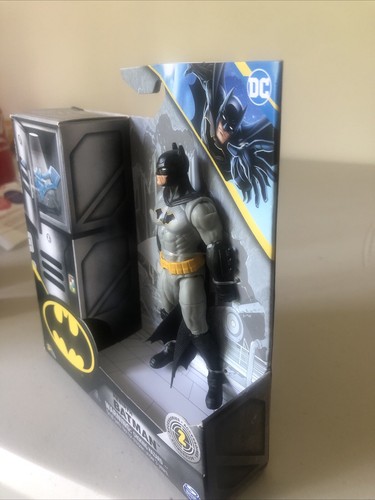 Figura de acción Spin Master Rebirth Batman 4" con 2 accesorios sorpresa sin usar, en caja - Imagen 3 de 5