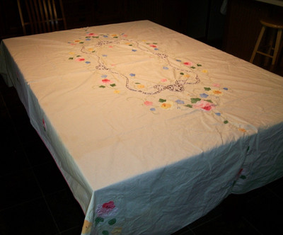 VTG LOVELY 82X61 IVORY COTTON TABLECLOTH TABLE COVER~COLORFUL APPLIQUE FLORALS