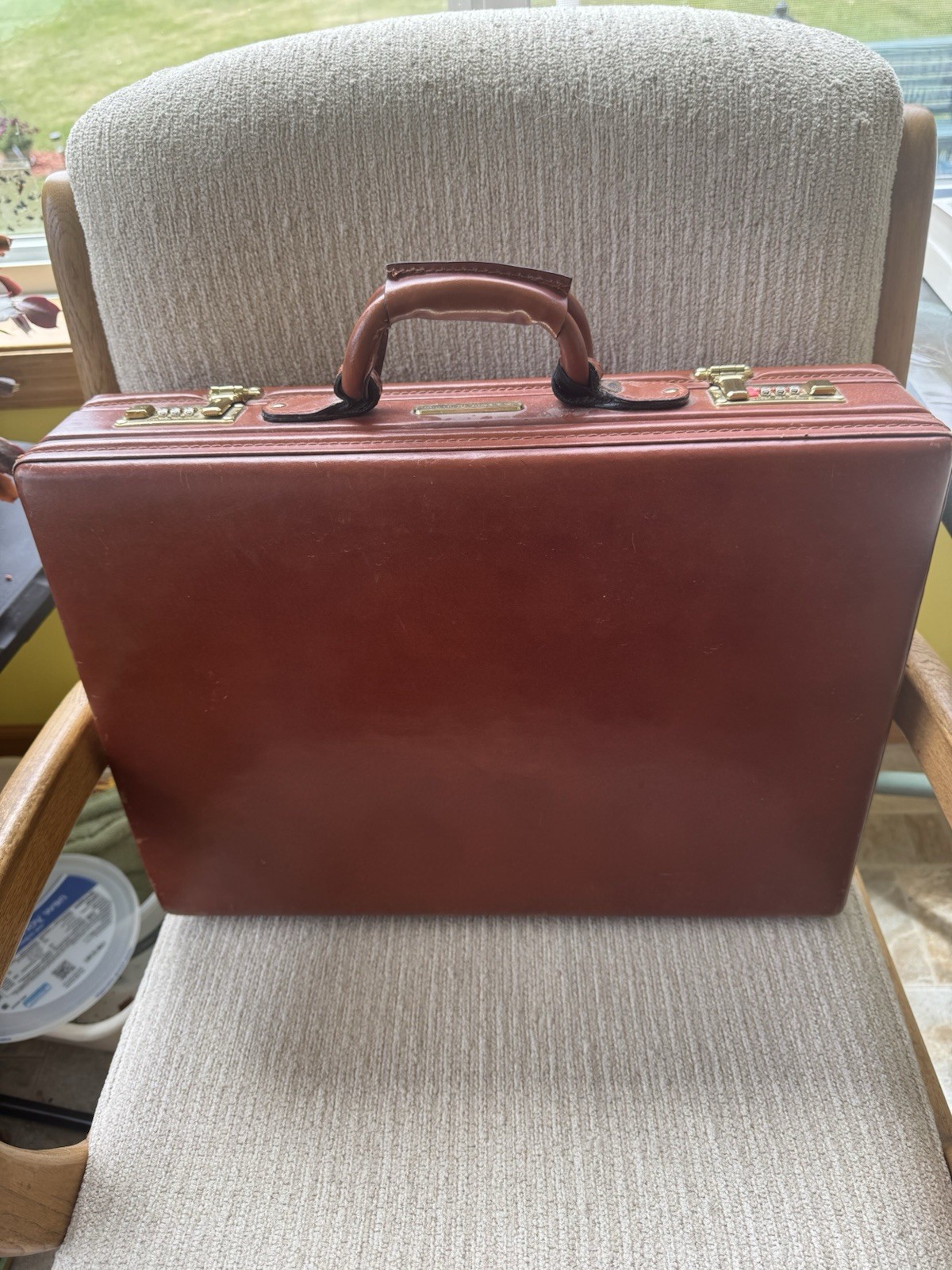 Maletín American Tourister 28 x 14 x 4, tarjeta de información de bloqueo incluida.