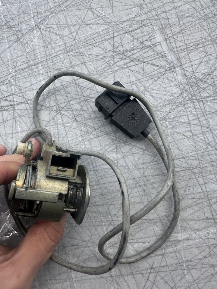 AUDI A4 1997 CERRADURA PUERTA DELANTERA CILINDRO MONTAJE LADO DERECHO OEM Foto 4 de 4