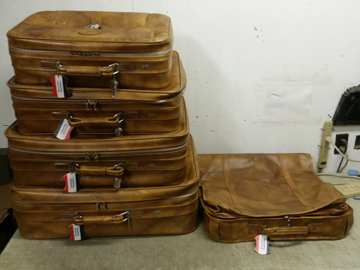 Lot - A VINTAGE LOUIS VUITTON SOFTSIDED SUITCASE, AMERICAN, 1970s