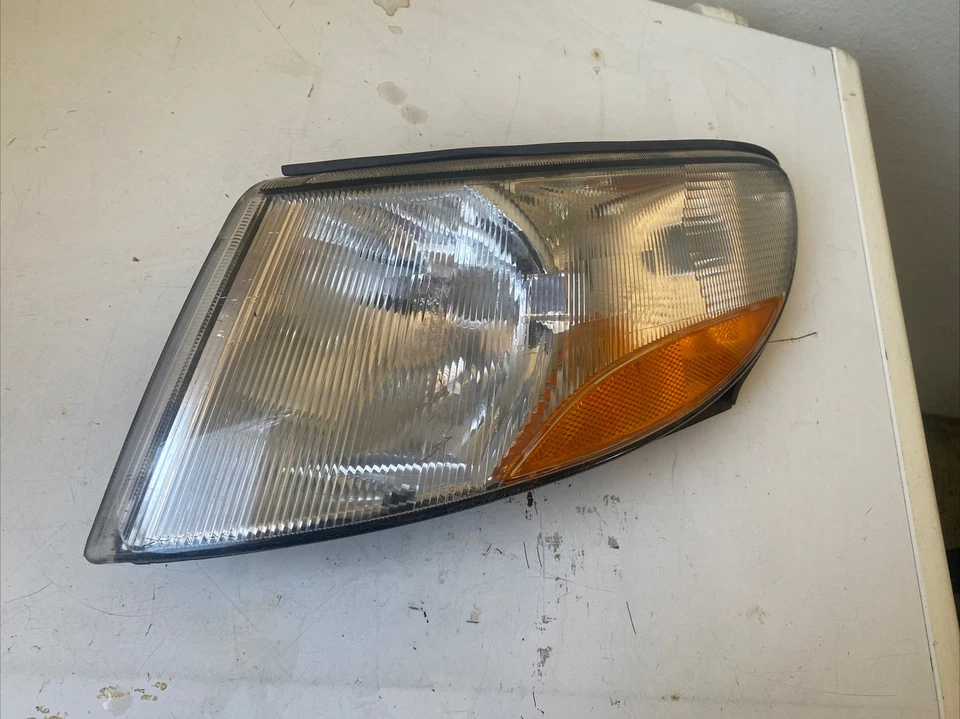 Luz de esquina intermitente SAAB 9-3 1998-03 lado del conductor (izquierda) marca OEM VALEO Foto 2 de 4