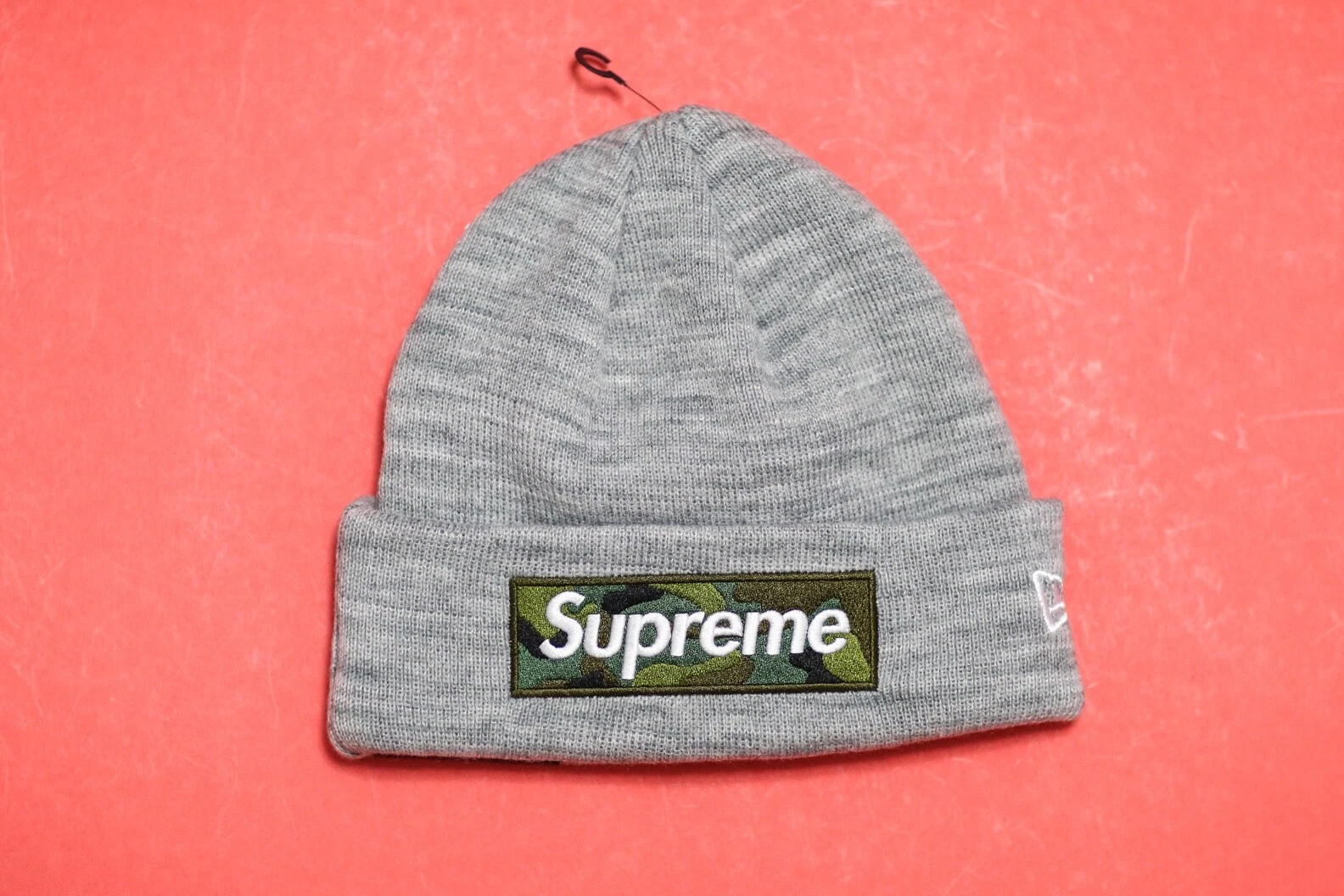 Boîte Supreme x New Era logo gris beanie FW23
