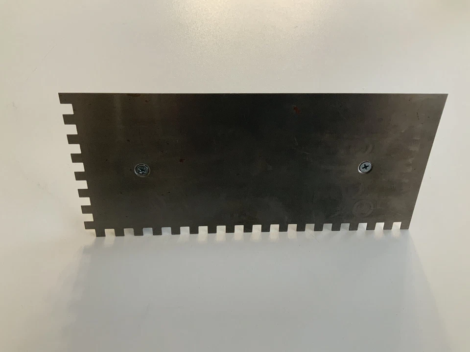 NOVO QEP 10113 Espátula de piso de aço entalhado tipo azulejo com cabo de plástico - Imagem 2 de 3