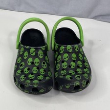 Crocs Classic Easy Icon Alien Kids Clogs (207...