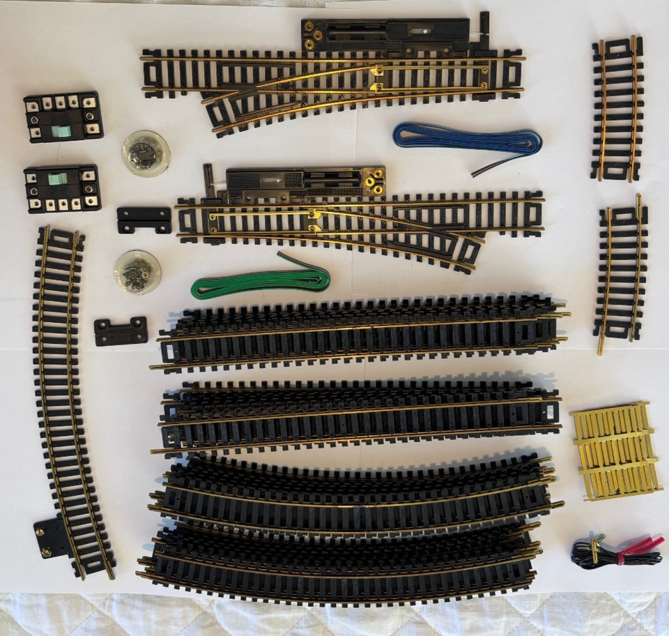 Train Loop Set HO Gauge 5 unit train set & loop track, Includes Loco & 4 cars, 2 Pwr ...