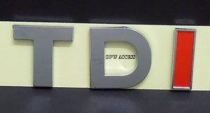 2-TDI-Red-Chrome-Emblem-Set-Pair-Volkswagen-Passat-Golf-Rabbit-Tiguan-VW-Silver