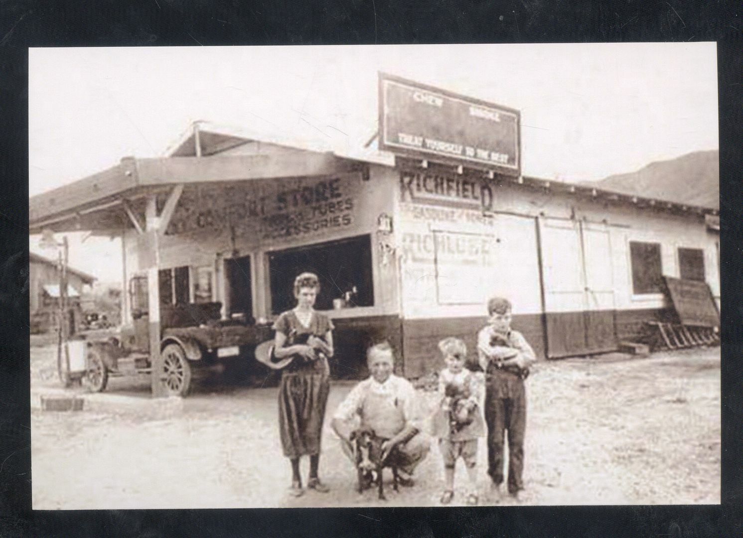 REAL PHOTO MENTONE CALIFORNIA RICHFIELD SERVICE GAS STATION POSTCARD