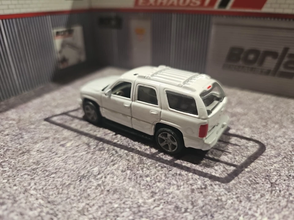 Welly 2001 Gmc Yukon Denali Custom Wheel Swap Loose - Image 4 of 4