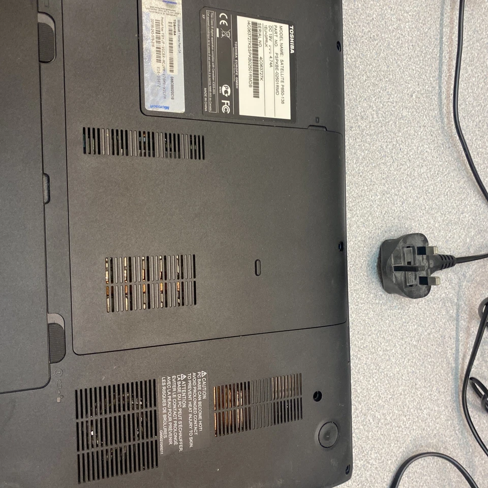 Toshiba Satelite Pro C850 Core i3-3 4 GB No Hdd Spares Repair Bargain Laptop - Image 2 of 4