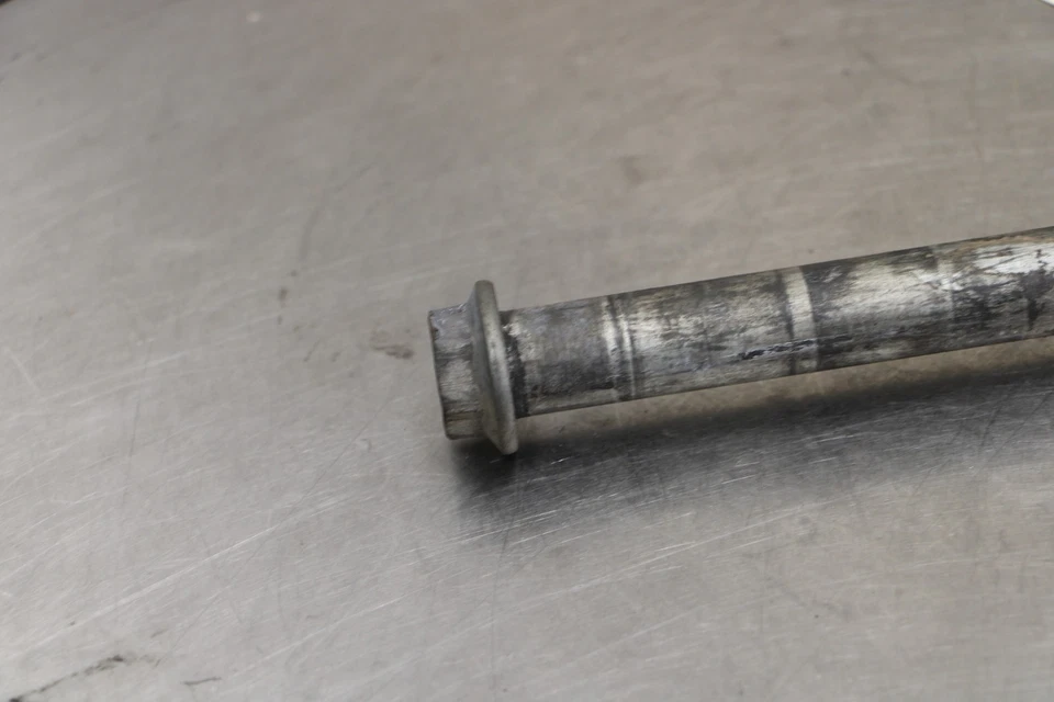 2013 Honda Shadow Spirit 750 VT750C2 REAR AXLE BACK WHEEL RIM PIVOT BOLT AXEL Foto 2 de 4