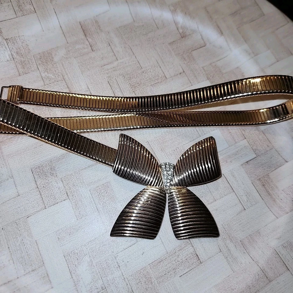 Cinturón de arco con clip frontal flexible Park Lane de colección elástico tono dorado Foto 3 de 4