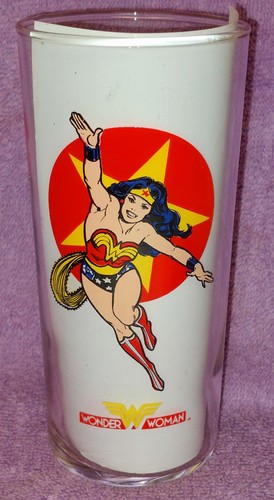 *🔥HTF 1993 WARNER BROS. STORE DC COMICS WONDER WOMAN GLASS!