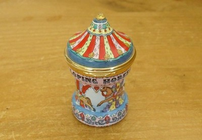 Staffordshire Emaille ''Gallopierende Pferde'' Karussell Bonbonniere - 2 5/8'' - A/F