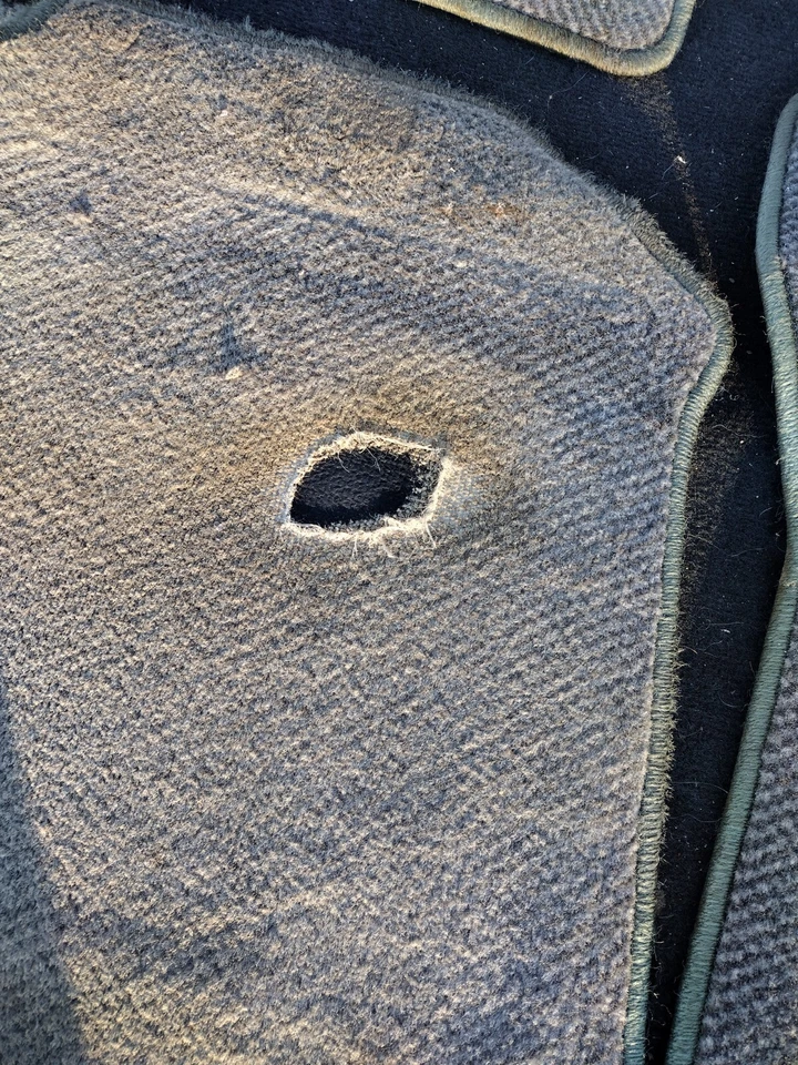 94-01 ACURA INTEGRA CONJUNTO DE TAPETE DE ASSOALHO FABRICANTE DE EQUIPAMENTO ORIGINAL - DIANTEIRO ESQUERDO DIREITO TRASEIRO FABRICANTE DE EQUIPAMENTO ORIGINAL 1994-2001 - Imagem 3 de 4