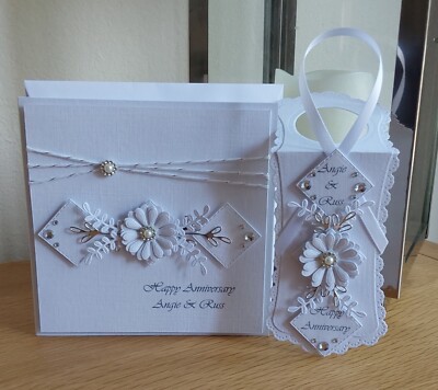 Personalisierte handgefertigte weiße Hochzeit/Jahrestag Karte 6x6 mit Weinflaschenanhänger