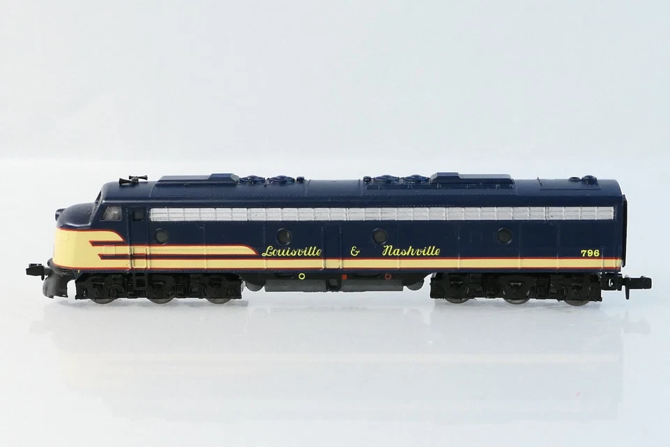 Life Like 7166 N Scale DC Locomotive Louisville & Nashville 796 E8A L&N (DC) - Image 4 of 4