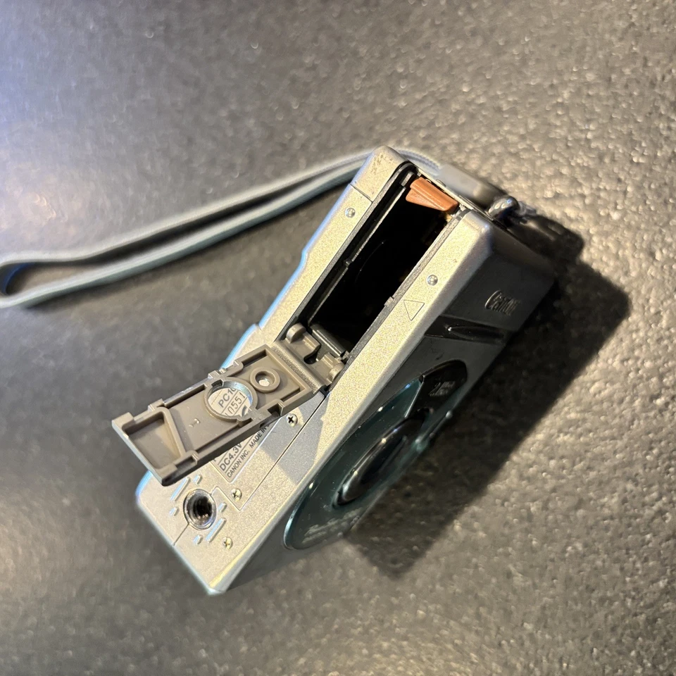 Canon PC1008 PowerShot S300 ELPH AF Digital Camera 2.1MP 3x Zoom - UNTESTED - Image 2 of 4