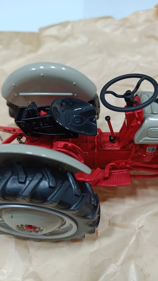 Danbury Mint 1952 Ford 8N tractor 1:16 - Immagine 3 di 4