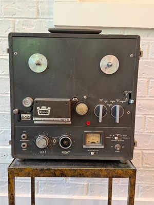 Vintage Roberts 1055 4-Track Stereo Reel to Reel Tape Recorder Powers On AS-IS