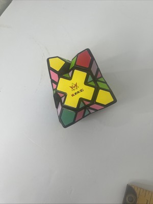 una modificación del cubo de Rubik Skewb tradicional
