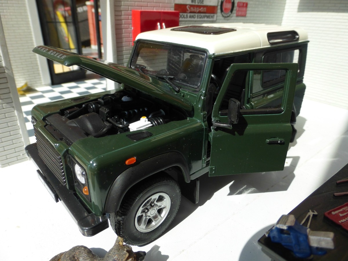 Miniatura Del Land Rover Defender 90 TDI Militar - Escala 24
