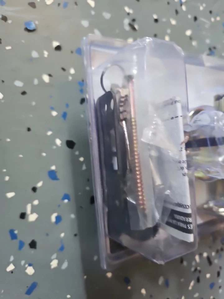 Tornillo monocilíndrico universal de hardware en cromo satinado UH40055  Foto 3 de 4