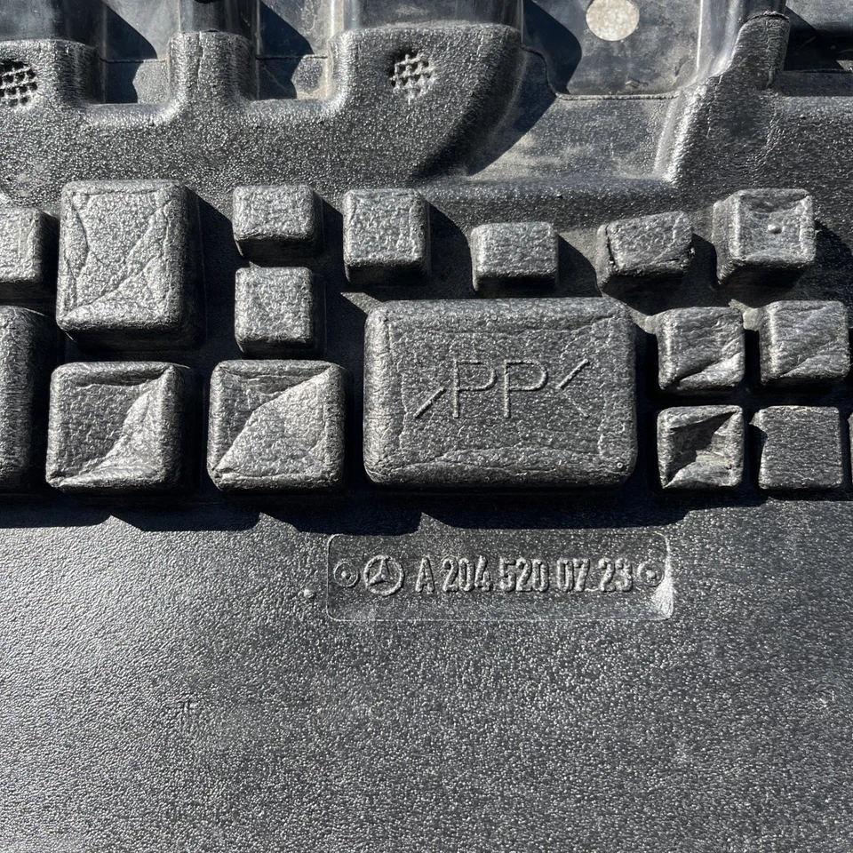 08-14 Protector contra salpicaduras inferior delantero motor Mercedes W204 C300 C350 C250 OEM Foto 3 de 4