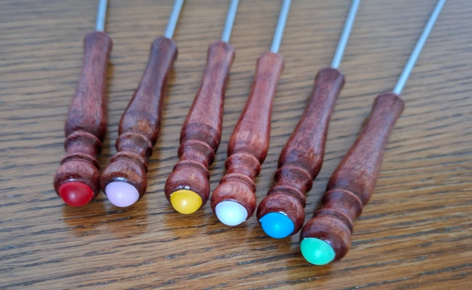 6 Fondue-Gabeln, gedrechselte Holzgriffe, farbig gekennzeichnet, unbenutzt - Bild 2 von 2