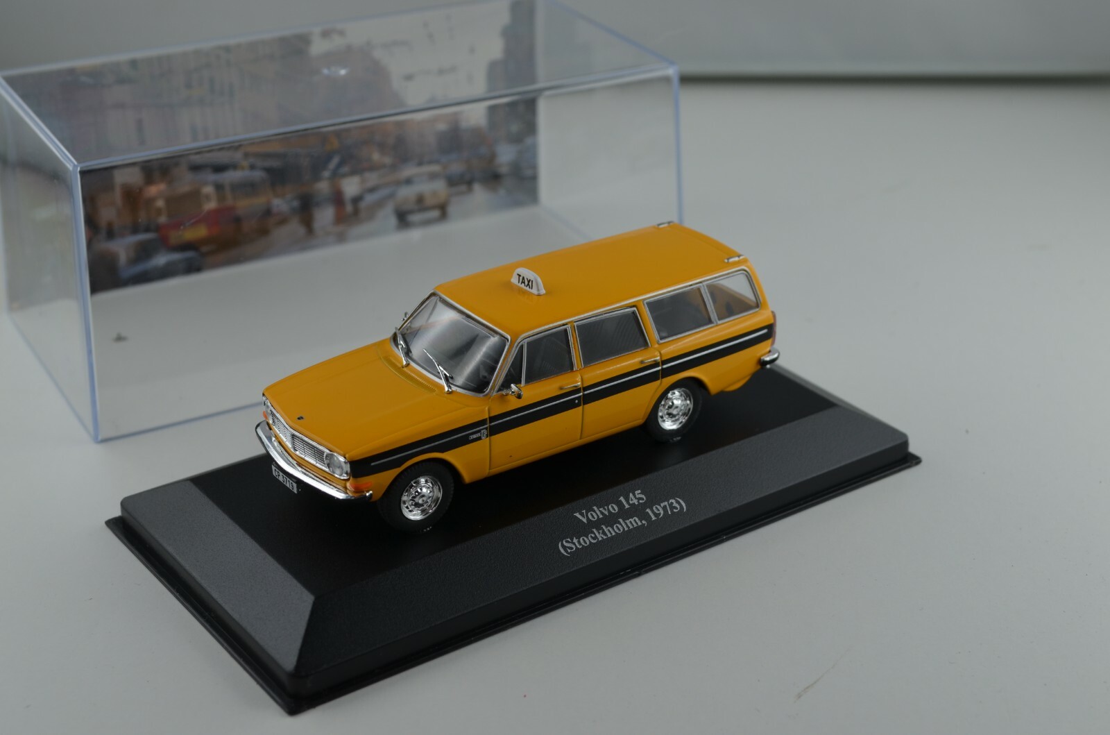Volvo 145 taxi Stockholm 1973 voiture miniature vintage pour décoration de bureau rétro