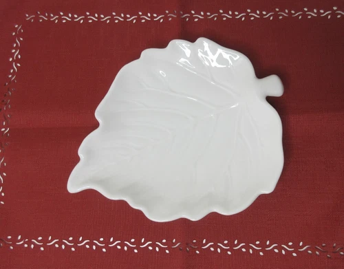 Simple Elegant White Ceramic Leaf Dish