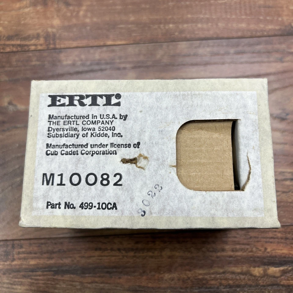 Ertl 1:16 Cub Cadet Model # 499-10CA 1982 Limited Edition Tractor 682 New In Box - Image 4 of 4