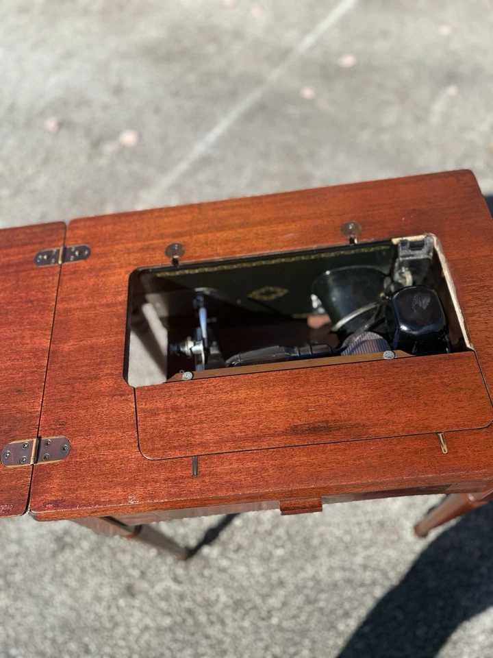 Gabinetes de máquina de coser de madera vintage y un taburete a juego - Singer Foto 2 de 4