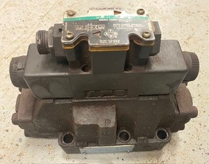 VICKERS DG5S-8-2C-M-FW-B5-30 CONTROL VALVE DG4V-3S-6C-M-FW-B6-60 ((USED ITEM))!!
