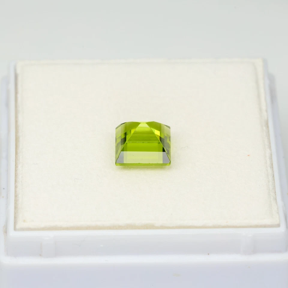 Faceted peridot gemstone, 2.24 cts - Image 3 of 3