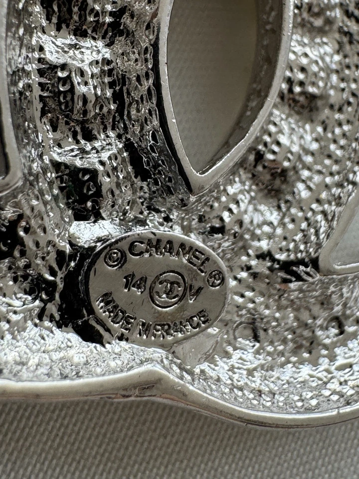 Broche Chanel Métiers DArt 2013-2014 Logo CC Perla y Estrás Dorado Foto 4 de 4