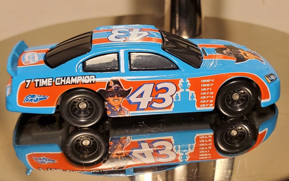 Лот из 2 - Richard Petty гонки Nascar литой 1:64 автомобиля запечатанный новый нераспечатанный  - Изображение 3 из 4